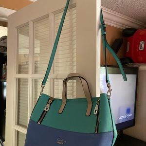 Guess Bags - GUESS brand cross body bag! Guess Bags - GUESS brand cross body bag!